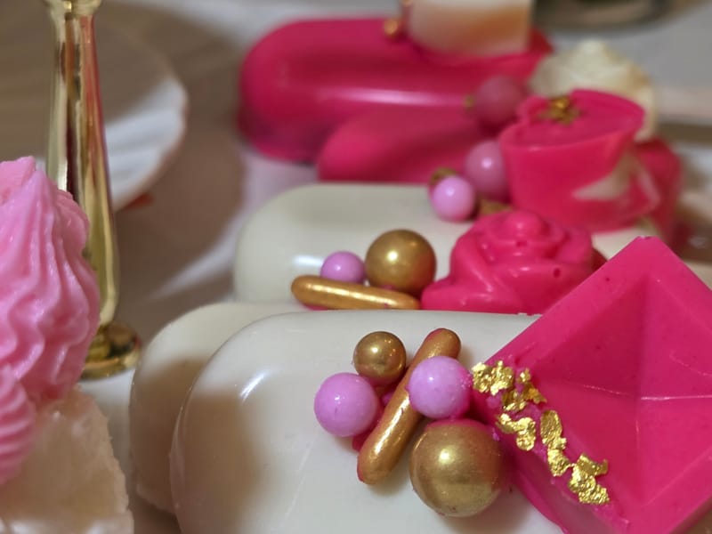 Browse our custom cakes, cake bars and dessert menu